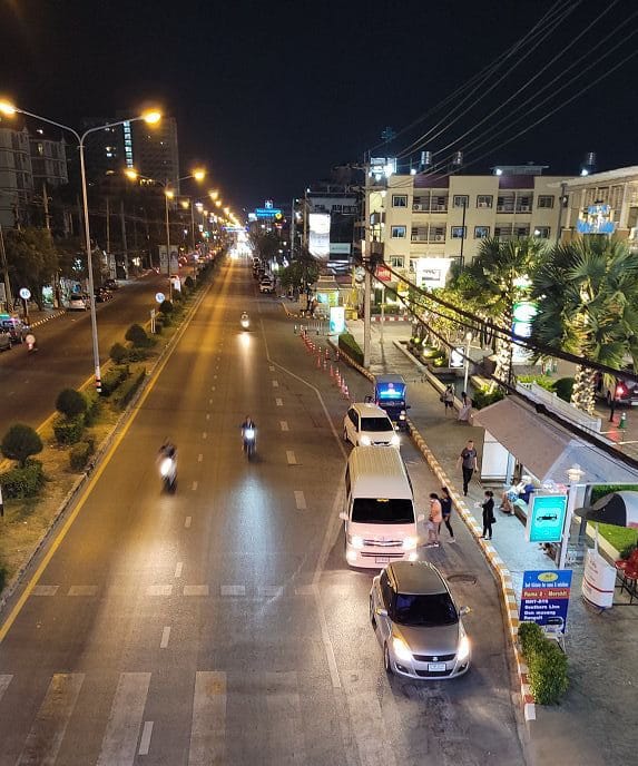 Petchkasem Road - Hauptstraße durch Hua Hin. Richtung Norden führt die Straße nach Cha Am und Bangkok.
